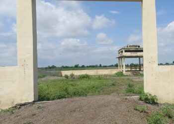 आईचं प्रेत स्मशानभूमीत जाळण्यासाठी तो विनवणी करत राहिला… पण राजकीय पुढऱ्यांसह इतरांनी जातीचं कारण देत विरोध केला