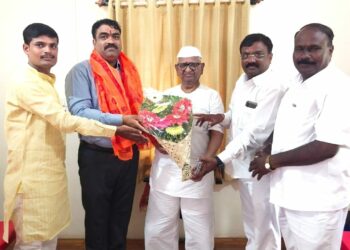 नवीन कामगार कायद्यातुन पत्रकाराना वगळले ; डॉ. विश्वासराव आरोटे यांनी घेतली आण्णा हजारेंची भेट