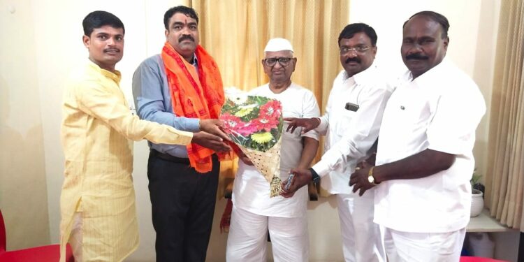 नवीन कामगार कायद्यातुन पत्रकाराना वगळले ; डॉ. विश्वासराव आरोटे यांनी घेतली आण्णा हजारेंची भेट