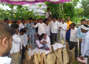 ‘या’ कारणासाठी ‘सरणाच्या चितेवर’ आमरण उपोषण सुरू ; अनोखे आंदोलन