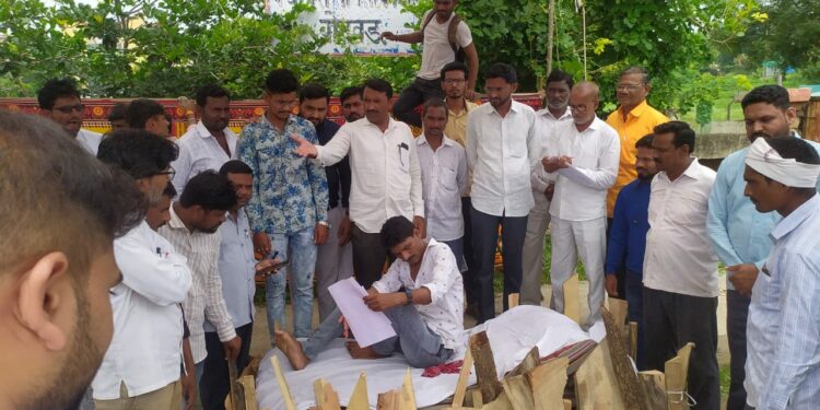 ‘या’ कारणासाठी ‘सरणाच्या चितेवर’ आमरण उपोषण सुरू ; अनोखे आंदोलन