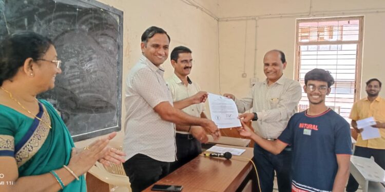 स्वामी विवेकानंद कनिष्ठ महाविद्यालयात प्रातिनिधिक स्वरूपात जात वैधता प्रमाणपत्र वाटप