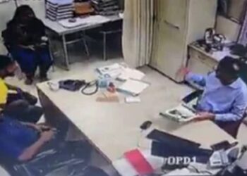 अन् एका व्यक्तीला डॉक्टरांसमोरच आला हृदय विकाराचा झटका, मग… पहा व्हिडिओमध्ये पुढे काय झालं