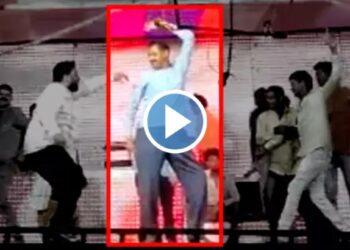 तमाशाच्या फडात नाचणे भोवले ; VIDEO व्हायरल होताच पोलीस कर्मचारी निलंबित, जळगावातील प्रकार