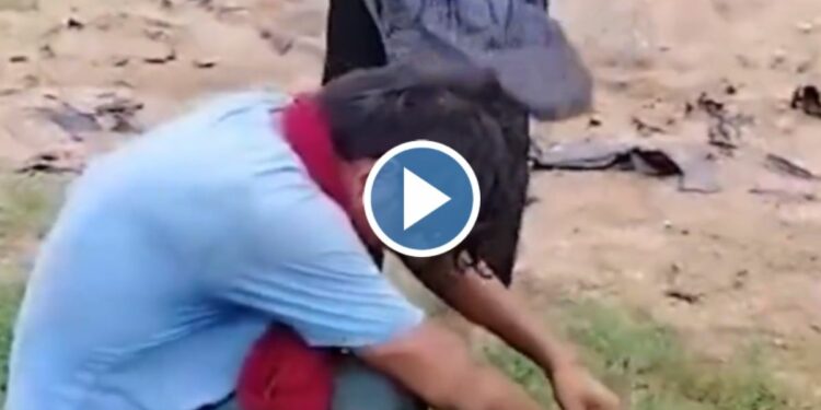 ..अन् भररस्त्यात महिलेने तरुणाला धो-धो धुतले ; पहा ‘हा’ व्हिडिओ