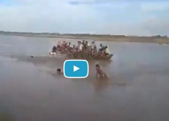 धक्कादायक ! लोकांनी भरलेली बोट नदीत उलटली, घटनेचा Video आला समोर
