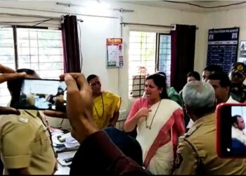 … म्हणून नवनीत राणा पोलिस ठाण्यातच भडकल्या, काय आहे नेमकं प्रकरण?