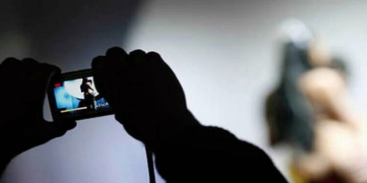 हनी ट्रॅपचा धक्कादायक प्रकार ; महिलेने माजी सरपंचाला कॉल करुन निर्जन स्थळी बोलवले अन्..