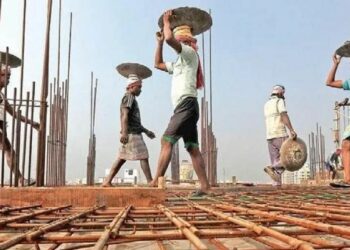 कामगारांसाठी महत्वाची बातमी ; ‘या’ योजनेतून 2 लाख रुपये मिळणार, घरी बसून असा करा अर्ज?