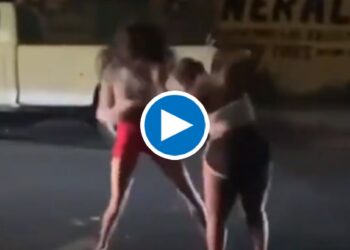 अन् दोन मुली रस्त्यावरच भिडल्या, मारामारीचा Video व्हायरल