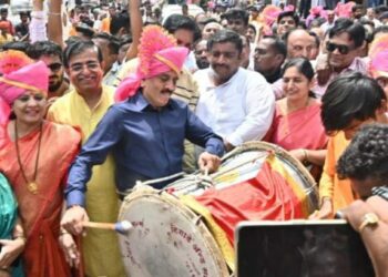 बाप्पाच्या विसर्जन मिरवणुकीत गिरीश महाजनांनी वाजवला ढोल