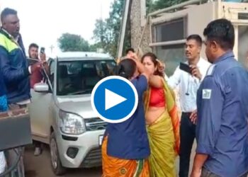 टोलनाक्यावर दोन महिलांची फ्रीस्टाईल हाणामारीचा ; VIdeo झाला व्हायरल