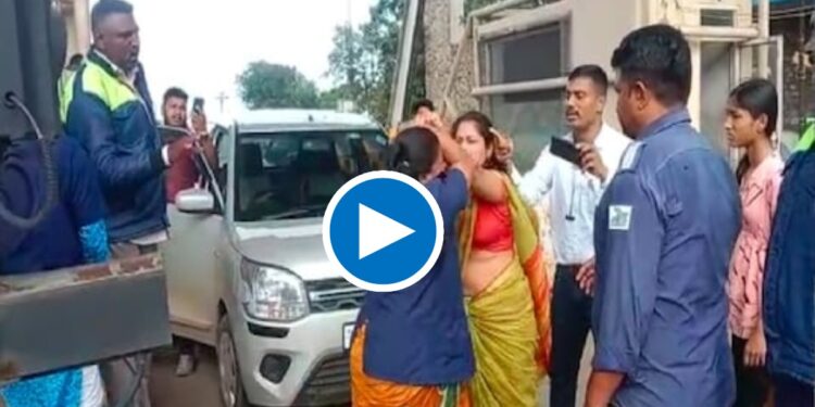 टोलनाक्यावर दोन महिलांची फ्रीस्टाईल हाणामारीचा ; VIdeo झाला व्हायरल