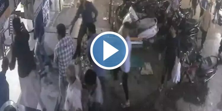 AIMIM कार्यालयाची तोडफोड करत कार्यकर्त्यांवर जीवघेणा हल्ला ; घटना CCTV मध्ये कैद