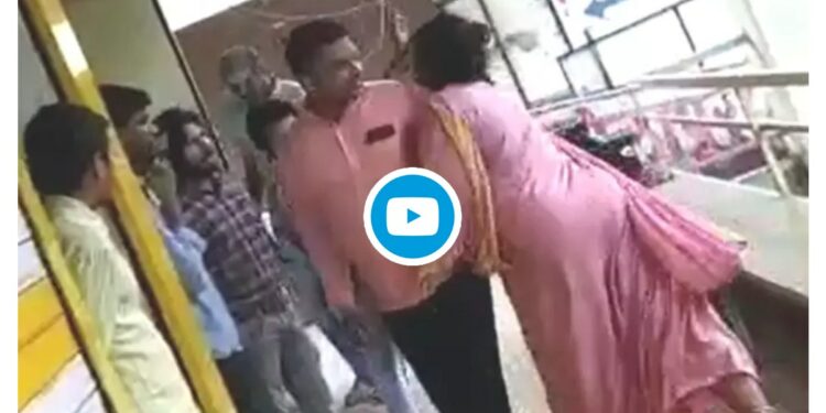 ..म्हणून महिलेने ब्युटी पार्लरवाल्याला चप्पलने धुतलं ; पहा ‘हा’ व्हिडीओ