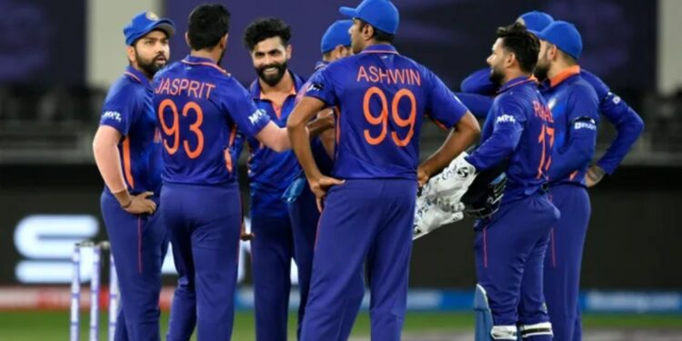 भारतीय संघाला मोठा धक्का ; T20 वर्ल्ड कपमधून अनुभवी वेगवान गोलंदाज बाहेर