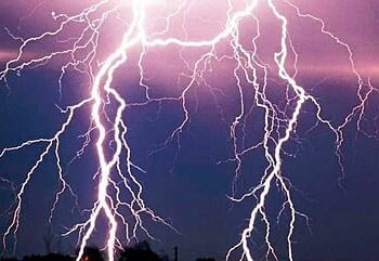 बापलेकावर काळाचा घाला ; शेतात काम करत असतांना वीज पडल्याने बापलेकाचा मृत्यू