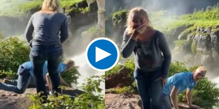 गर्लफ्रेंडला प्रपोज करण्यासाठी गुडघ्यावर बसला, अन्.. पुढे काय झालं व्हिडीओच बघा…!