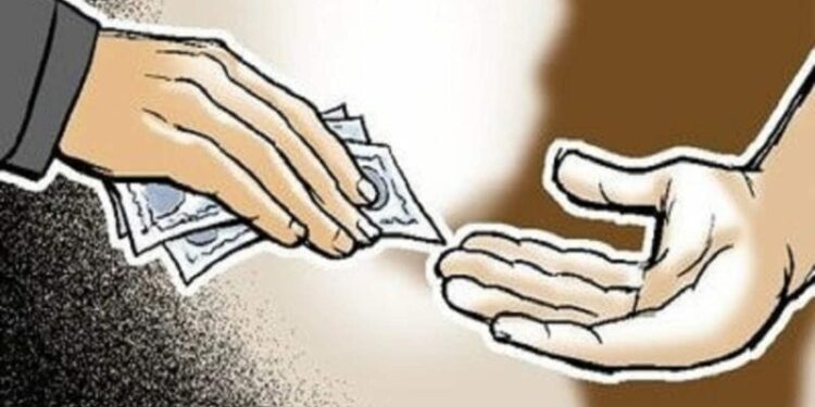 ३२ हजार रुपयांची लाच घेतांना रावेर येथील निरीक्षक लाच लुचपत विभागाच्या जाळ्यात