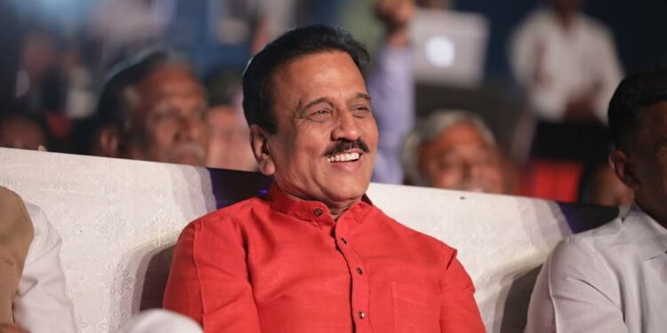 गिरीश महाजनांच्या राजकीय संघर्षावर निघणार चित्रपट