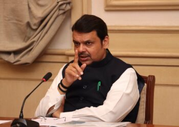 पुणे-नाशिक सेमी हायस्पीड रेल्वेसंदर्भात देवेंद्र फडणवीसांनी घेतली आढावा बैठक