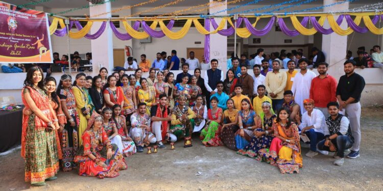 के. सी. ई. अभियांत्रिकी व व्यवस्थापन शास्त्र महाविद्यालयात नवरात्री निमित्त दांडिया गरबा