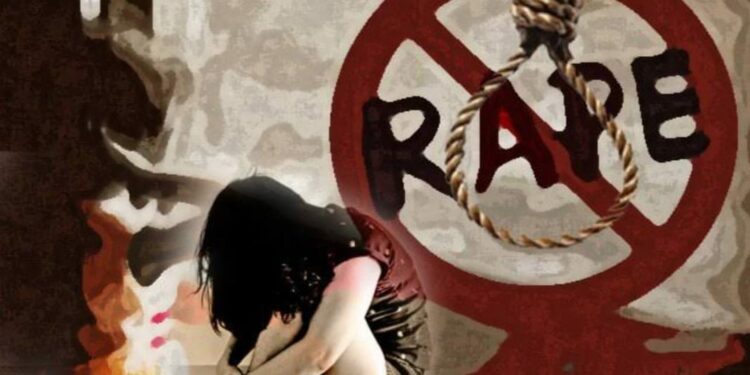 धक्कादायक ; केळीच्या शेतात घेवुन जावुन केला बलात्कार ; १९ वर्षीय मुलगी गरोदर ; यावल तालुक्यातील घटना