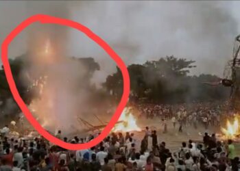 व्हिडीओ पहा ; रावणाच्या पुतळ्याचे दहन करताना जळता पुतळा नागरिकांच्या अंगावर पडला