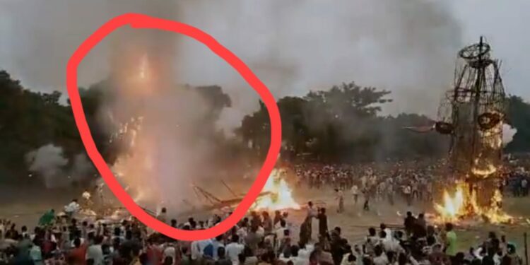 व्हिडीओ पहा ; रावणाच्या पुतळ्याचे दहन करताना जळता पुतळा नागरिकांच्या अंगावर पडला