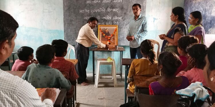 माता रमाई आंबेडकर माध्यमिक विद्यालयात धम्मचक्र प्रवर्तन दिन साजरा