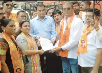 पाचोऱ्यात शिवसैनिकांकडून शिवसेना व धनुष्यबाण गोठविणाऱ्या राष्ट्रीय निवडणूक आयोगाचा जाहिर निषेध.