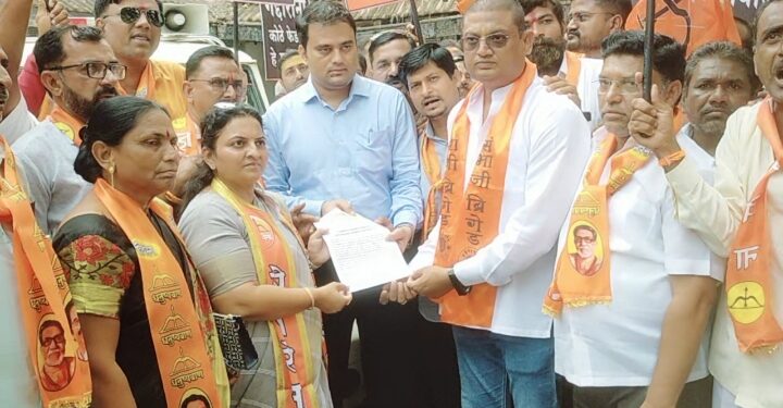 पाचोऱ्यात शिवसैनिकांकडून शिवसेना व धनुष्यबाण गोठविणाऱ्या राष्ट्रीय निवडणूक आयोगाचा जाहिर निषेध.