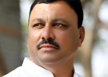 अक्कलकोट तालुक्यात उद्धव ठाकरे यांच्या शिवसेनेला पडले खिंडार ; शहर व तालुका प्रमुखांसाह ४० पदाधिका-यांनी दिले राजीनामे