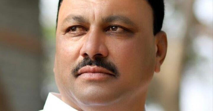 अक्कलकोट तालुक्यात उद्धव ठाकरे यांच्या शिवसेनेला पडले खिंडार ; शहर व तालुका प्रमुखांसाह ४० पदाधिका-यांनी दिले राजीनामे