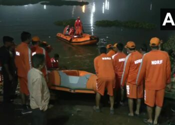 मोठी दुर्घटना ; गुजरात मधील मोरबी पूल कोसळला ; ८४ जणांचा मृत्यू,व्हिडीओ पहा…