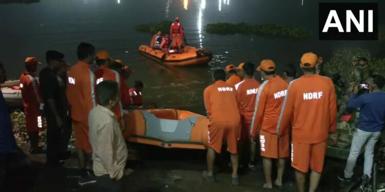 मोठी दुर्घटना ; गुजरात मधील मोरबी पूल कोसळला ; ८४ जणांचा मृत्यू,व्हिडीओ पहा…