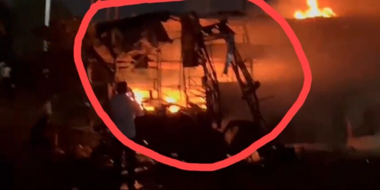 मोठी दुर्घटना ; नाशिकच्या हॉटेल मिरची चौकात खाजगी बस पेटली ; १० प्रवासी जाळून खाक