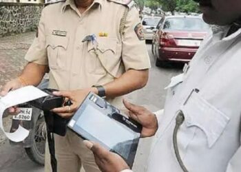 पोलिसांनी चालान कापल्यावर संतापलेल्या व्यक्तीने काय केलं पहा व्हिडिओत