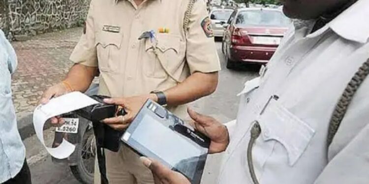 पोलिसांनी चालान कापल्यावर संतापलेल्या व्यक्तीने काय केलं पहा व्हिडिओत