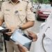 पोलिसांनी चालान कापल्यावर संतापलेल्या व्यक्तीने काय केलं पहा व्हिडिओत