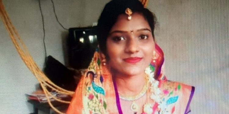 ओढणीने गळफास घेऊन २३ वर्षीय तरुणीने संपविले जीवन