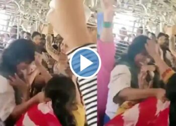 अहो आंटी, सोडा.. मुंबई लोकलमधील महिलांच्या तुफान हाणामारीचा व्हिडिओ व्हायरल