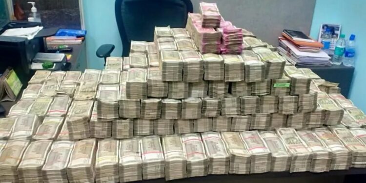 अबब.. 8.15 कोटी रोकड, खात्यात 20 कोटी… CA कडे कोट्यवधींचं घबाड हाती