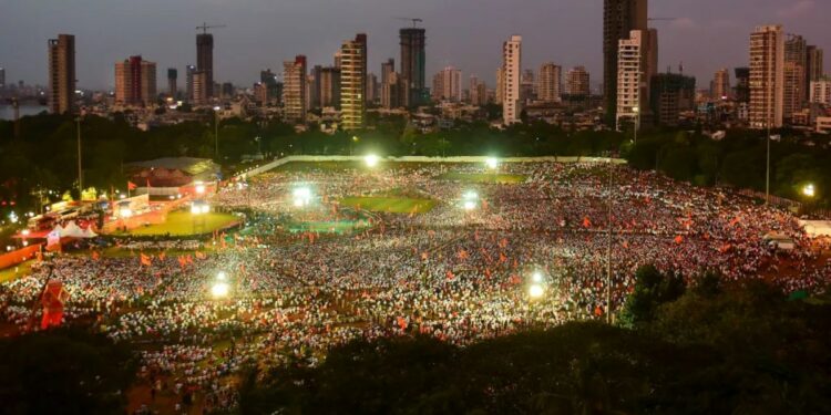 शिंदे की उद्धव ठाकरे… कोणाच्या दसरा मेळाव्याला जास्त गर्दी? मुंबई पोलिसांनी सांगितलं आकडा