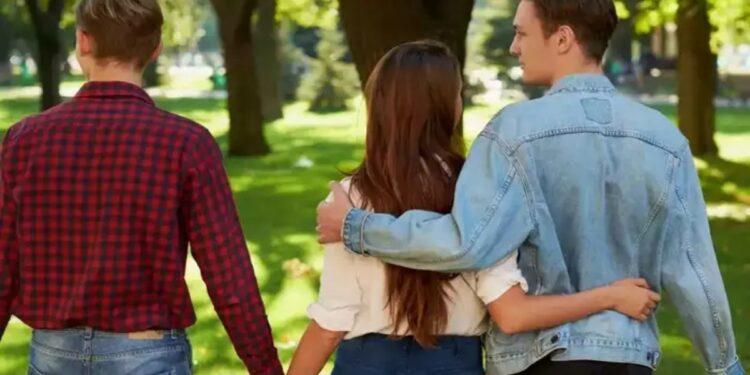 तरुणीचे दोन सख्ख्या भावांवर प्रेम जडलं, मग.. पुढे काय झालं वाचा