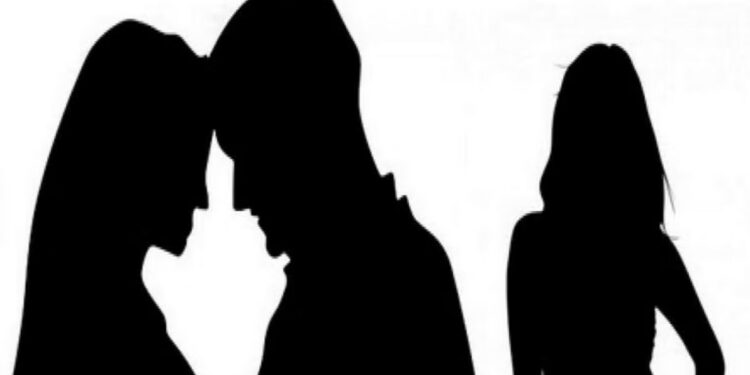 रेस्टॉरंटमध्ये पती प्रेयसीसोबत, पत्नीला मिळाली खबर, नंतर काय झालं वाचा.. जळगावतला प्रकार