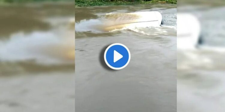 पुराच्या पाण्यात कार अडकली, मुलगी बाबांसह कारमध्ये अन्.. पहा थरारक घटनेचा VIDEO