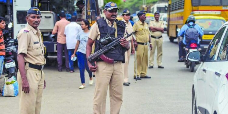 मुंबईत तीन ठिकाणी बॉम्बस्फोटाच्या धमक्या ; पोलीस यंत्रणा अलर्टवर