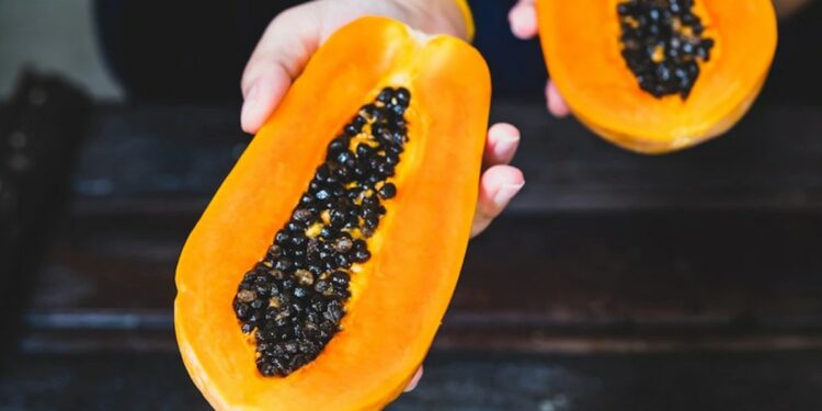 पपई कापल्यानंतर फेकून नका बिया ; ‘हे’ फायदे वाचून तुम्ही ते साठवायला सुरुवात कराल