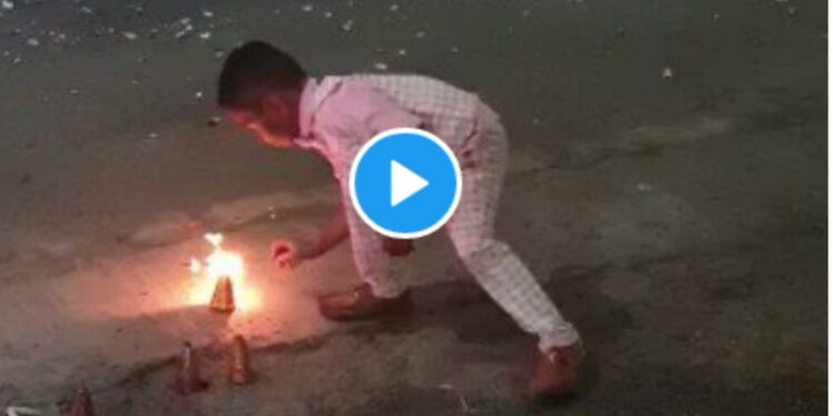 फटाका फोडताना मुलासोबत घडला धक्कादायक प्रकार ; पहा हा VIDEO